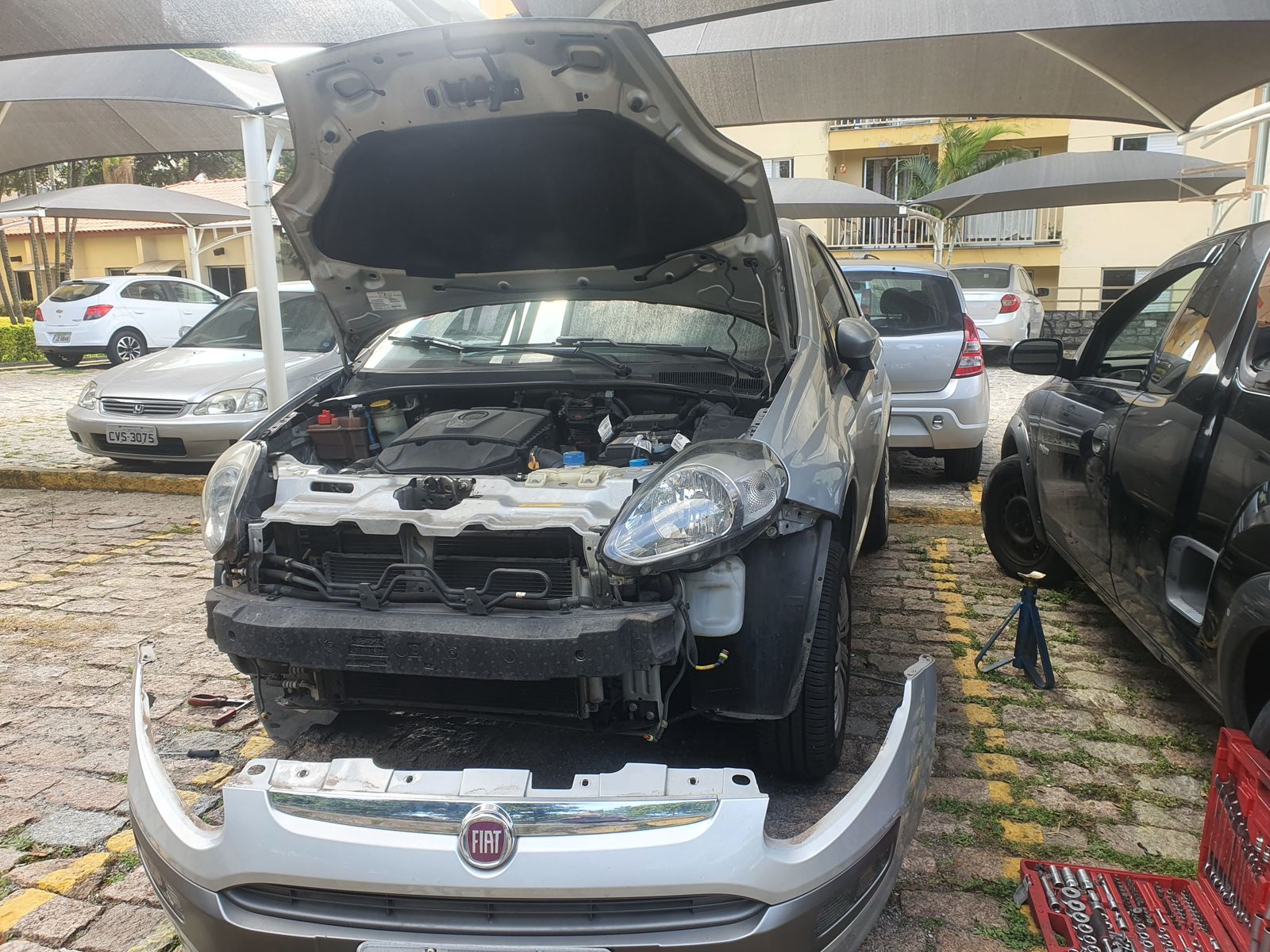 Mecânico realizando reparo em Ford Ranger